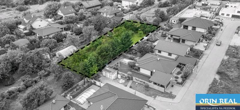 Építési telek családi házak között a Bernolákovo-i Okružná utcában.