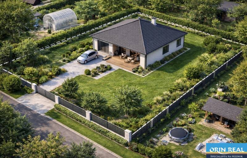 Családi ház kerttel a Bernolákovo-i Okružná utcában, alkalmas lakóövezeti telkekre.