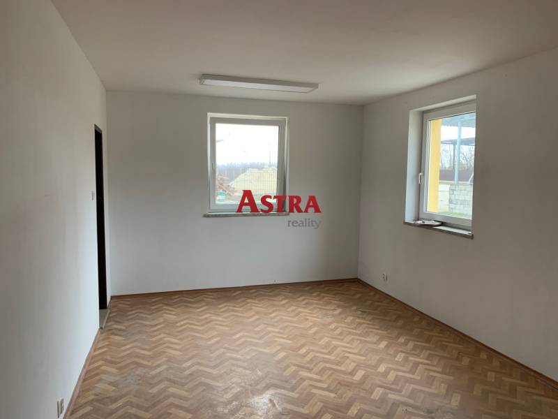 Üres szoba két ablakkal és fa dekorációjú padlóval a raktárakban és csarnokokban.