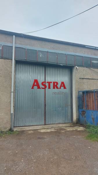 Kassán, a Dél városrészben található raktár kapuja, fém felülettel.