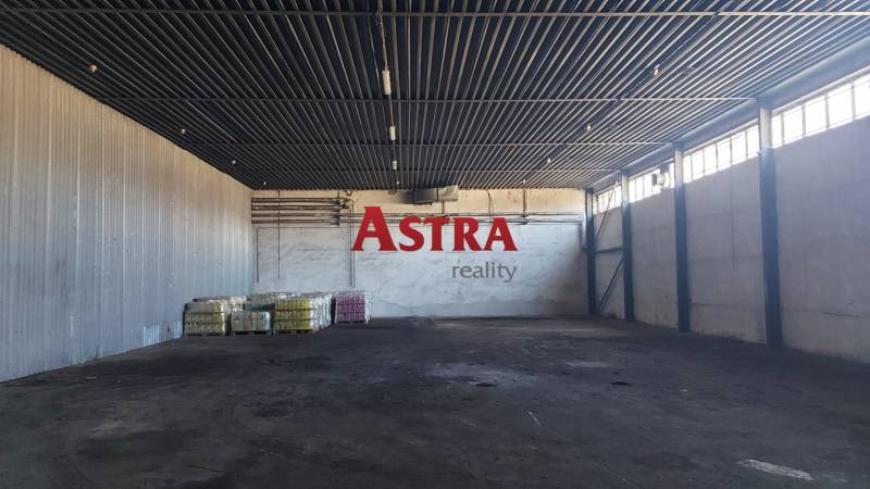 Nagy raktár magas mennyezettel a Raktárak és csarnokok területén, Kassa - Juh városrész.