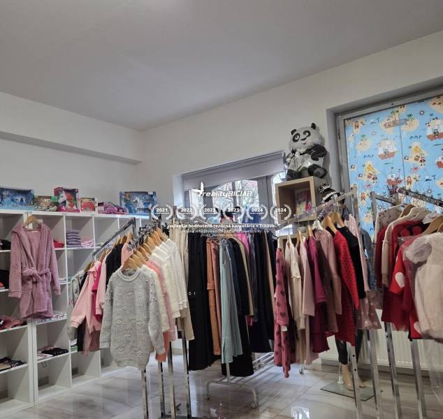 Üzlet ruházattal és játékokkal, állványokkal és polcokkal a Különleges ingatlanokban.