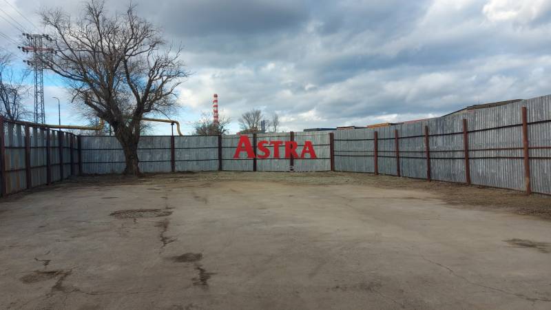 Kerített telek betonfelülettel Kassán, a Juh városrészben, kereskedelmi hasznosításra alkalmas.