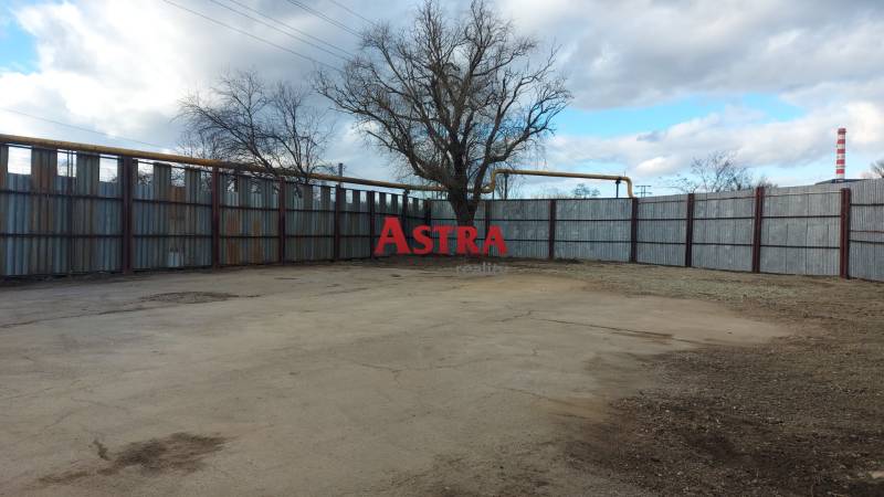 Kereskedelmi telkek Kassán - Dél városrészben kerítéssel és fákkal.