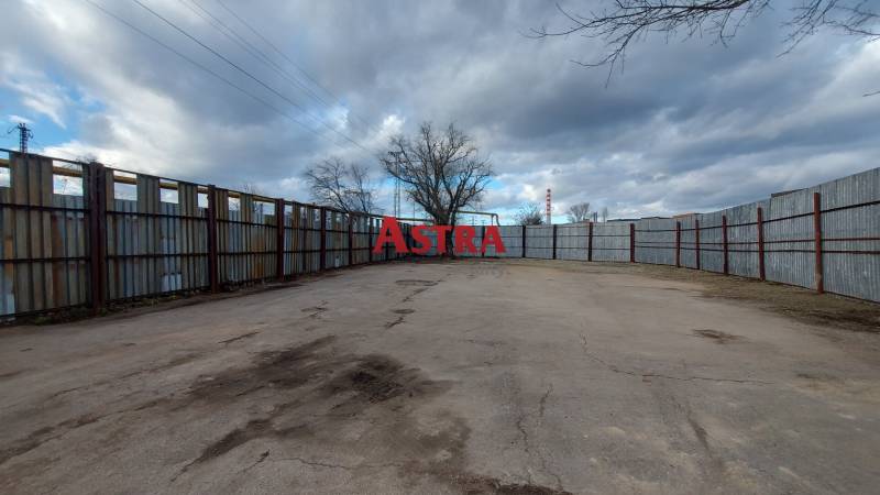 Betonozott területű bekerített telek Kassa déli városrészében, kereskedelmi hasznosításra.