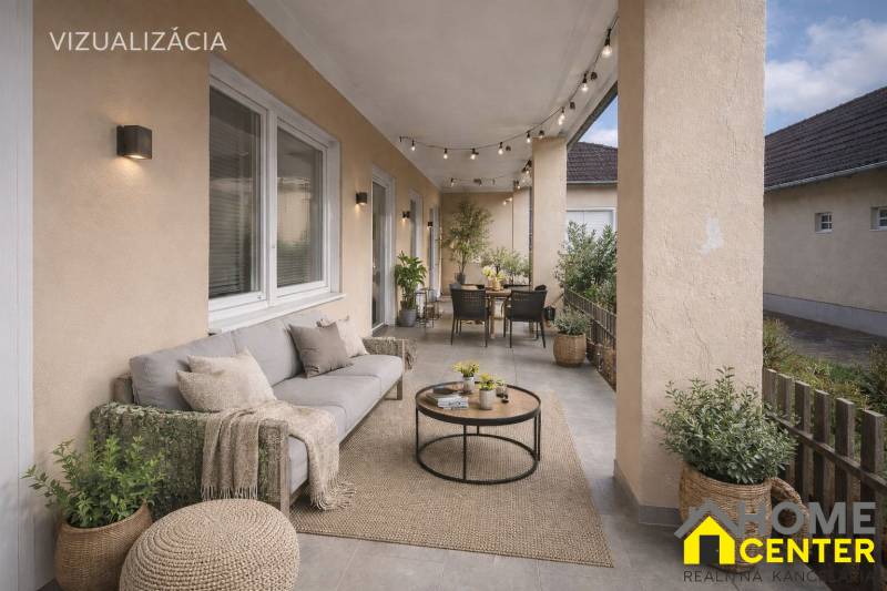 Családi ház terasza Izsán kényelmes ülőgarnitúrával, növényekkel és világítással a pihenéshez.