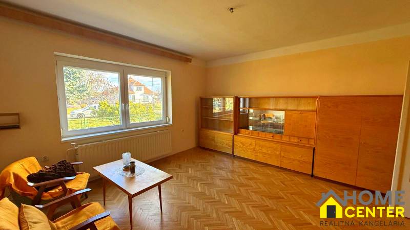 Nappali családi házban fa dekorációjú bútorokkal és padlóval.