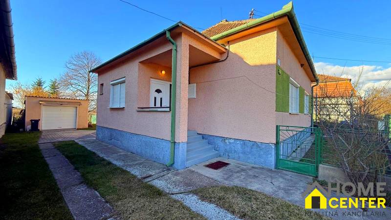 Családi ház Iža városában garázzsal és rendezett udvarral, ideális családok számára.