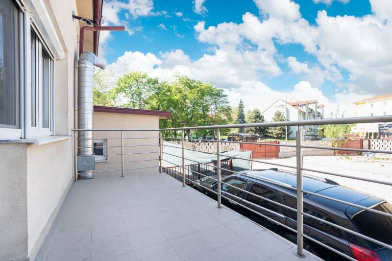 Erkély Dunaszerdahelyen, kilátással az épületek környékére és a parkra.