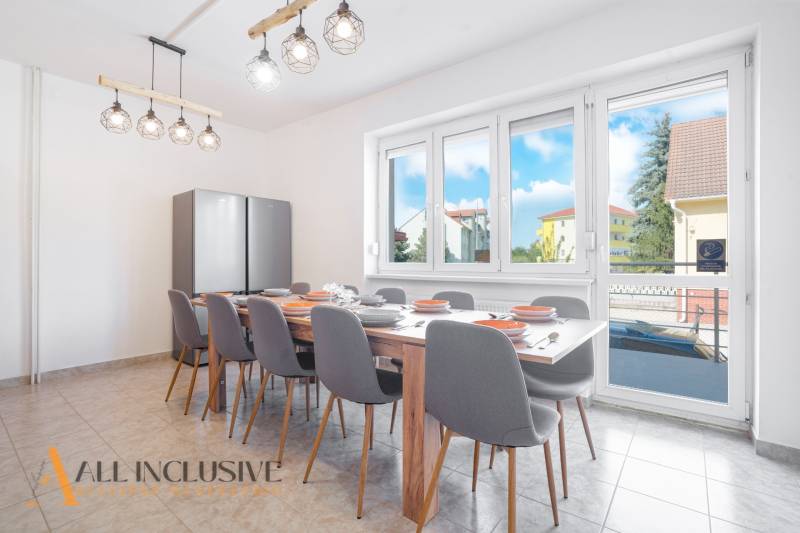 Ebédlő egy épületben nagy asztallal és kilátással Dunaszerdahelyre.