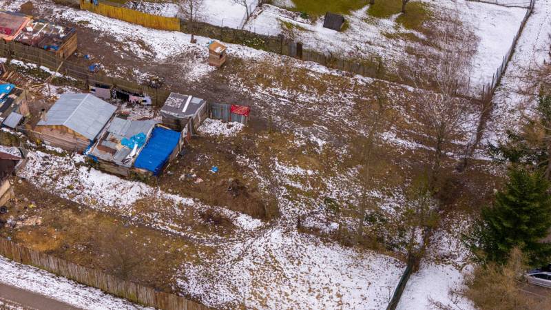 Kertek Nálepkovóban jeges hóval, régebbi menedékekkel és kerítésekkel télen.