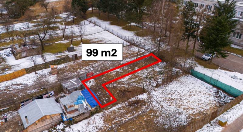 Kertek Nálepkovóban, bekerített telek 99 m², havas terep, fák, épületek.