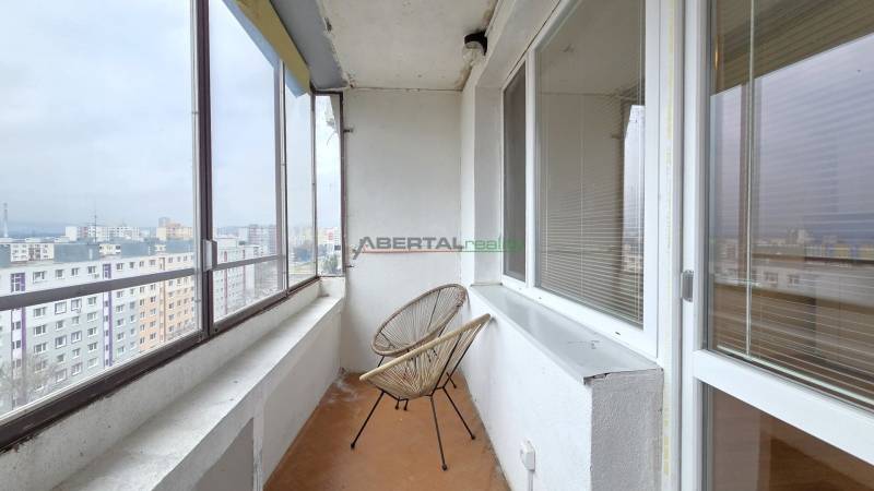 A kétszobás lakás üvegezett erkélye kilátást nyújt Petržalkára, a Holíčska utcára és a környékre.