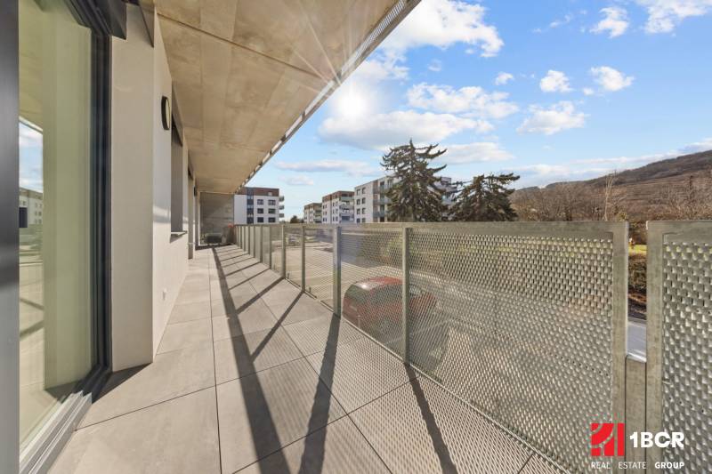 A Skalická úti 4 szobás lakás erkélye Pozsony-Újvárosban, kilátással a természetre.