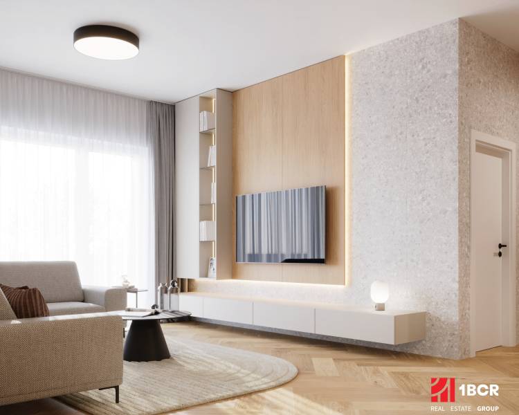 Nappali egy 4 szobás lakásban, fa dekoros padlóval, világos kanapéval és falra szerelt TV-vel.