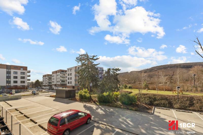 Parkoló és lakóépületek a Pozsonyi Skalická úton - Újvárosban.