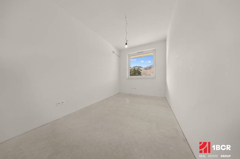 Üres szoba ablakkal, egyszerű falak, egy 4 szobás lakás része.