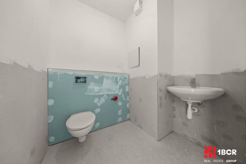 4 szobás lakásban található WC, befejezésre készen.