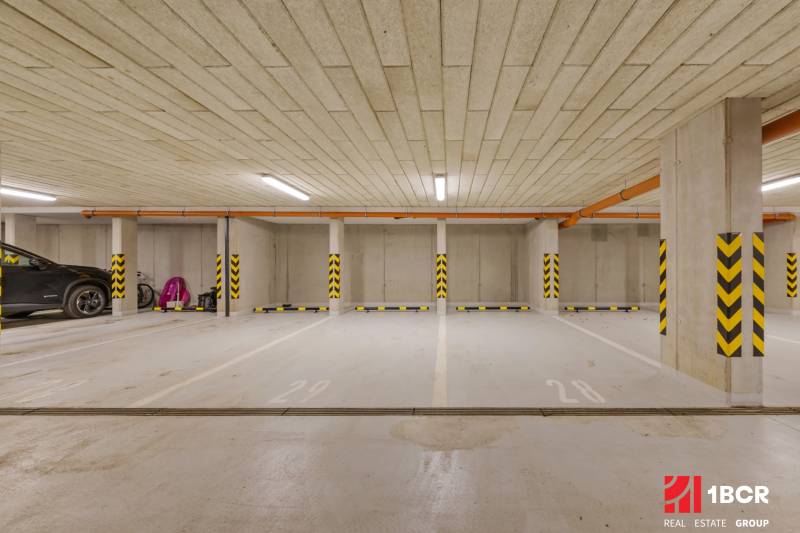 Föld alatti parkolóhelyek színesen jelölt oszlopokkal.