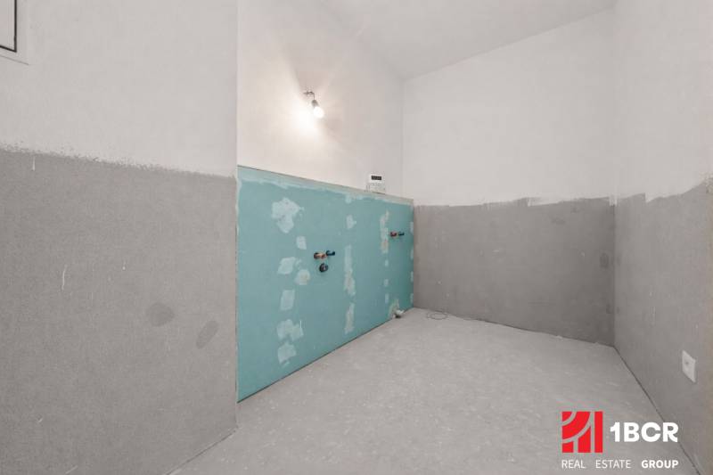 Felújított szoba egy 4 szobás lakásban, előkészítéssel a telepítésekhez.