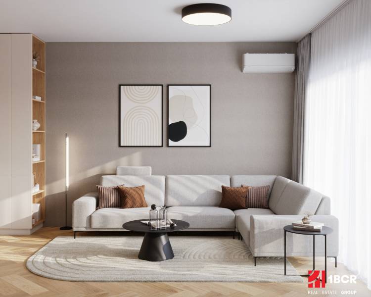 4 szobás lakás belső tere kanapéval, dohányzóasztallal és fa dekorációjú padlóval.