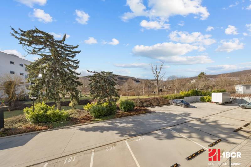 Parkoló a négy szobás lakásnál a Skalická úton, Pozsony - Újváros.