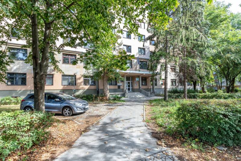 Az épület zöldövezettel körülvéve a Tomášikova utcán, Kassa - Észak városrész, irodák.