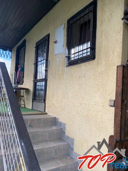 A felsőházi, Kassai ház sárga homlokzatú bejárati lépcsői és ablakrácsai.