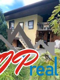 Kétszintes ház Kassán, Felső-Opátske városrészben, természeti környezetben.