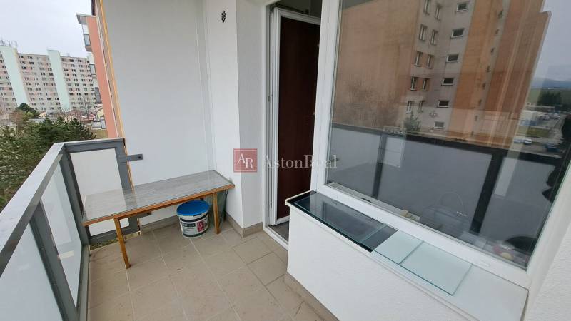 Az egyszobás lakás erkélye Rózsahegyen a Za dráhou utcában, kilátással a panelházakra.