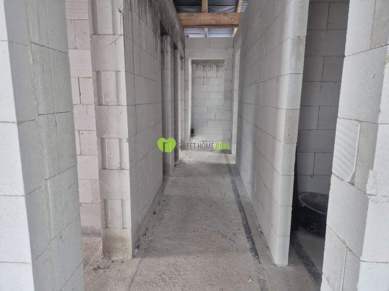 Betonfalak az épület belsejében egy családi házban építőanyaggal.