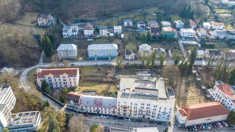 Épületek és telkek - kereskedelmi célúak a Hurbanova utcában, Trenčianske Teplice városában.