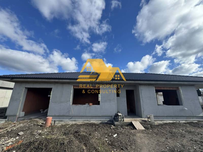 Családi ház építés alatt az utcán Érsekújváron. Ablakok és ajtók nélkül.