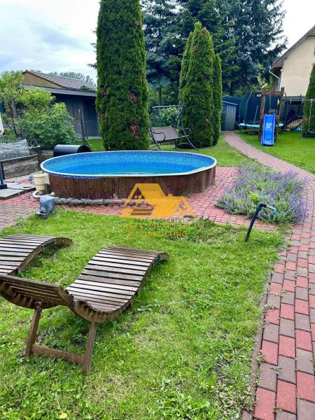 Újvárban található nyaraló kertje medencével, napozóágyakkal és játszótérrel.