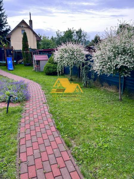 Kert a nyaraló mellett Újvárban játszótérrel az Újvár utcában.