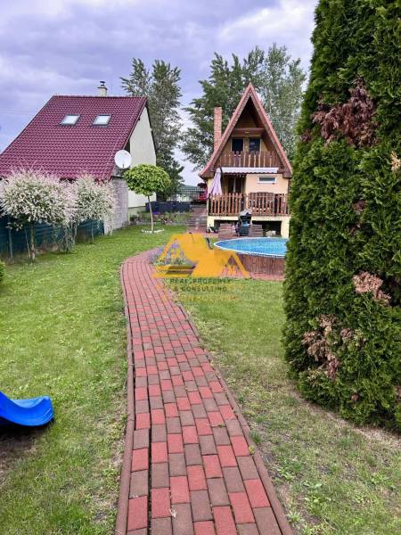 Kert ösvénnyel a házikóhoz Érsekújváron, az Érsekújvári utcán.