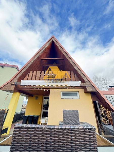 Faház terasszal Érsekújváron a kék ég alatt.