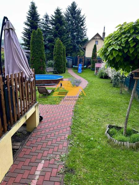 Kert medencével és pavilonnal a házikó mellett Érsekújváron, az Érsekújvári utcában.
