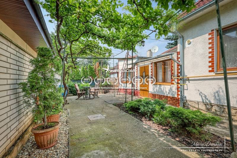 Családi ház csendes utcában, terasszal és zölddel Trnavában.