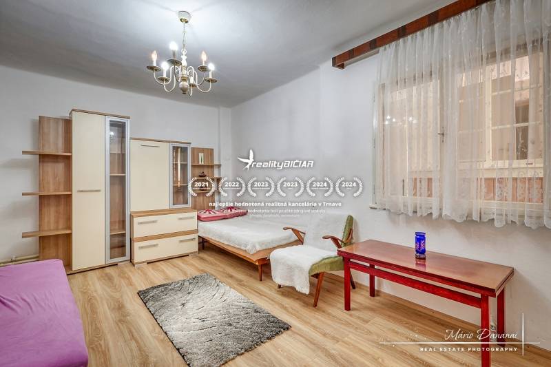 Családi ház fa padlóval, csillárokkal és bútorokkal, szoba nappali fénnyel.