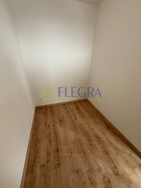 Kis szoba egy egyszobás lakásban, fa dekor padlóval.