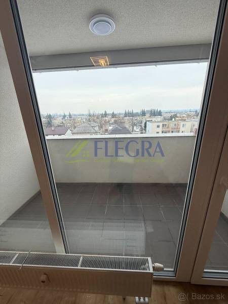 Kilátás egy egyszobás lakás erkélyéről Trebišovban, Hodvábna, nagy erkélyajtókon keresztül.