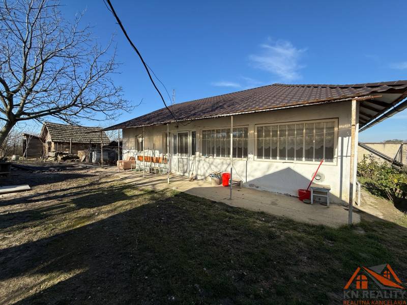 Családi ház a Cintorínska utcában, Szentpéteren, lakhatásra szánt.