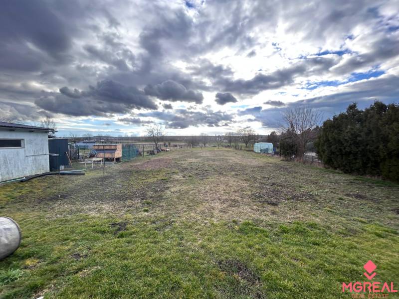 Telek a családi ház mellett Zbehyben, kilátással a tágas kertre és az égre.