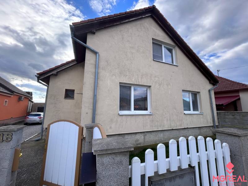 Családi ház Zbehyben ferde tetővel, kerítéssel és felhajtóval.