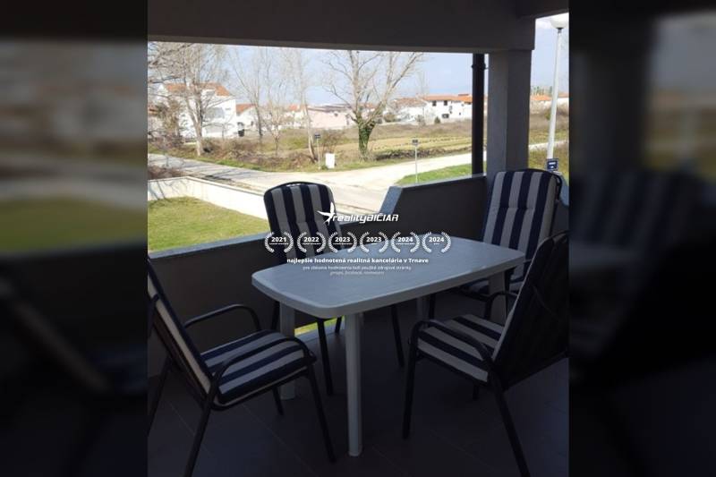 Berendezett erkély egy családi házban a Grbi utcában, Nin városában.