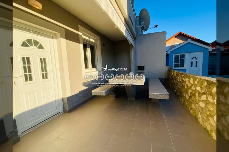 A nyitrai Grbi utcában található családi ház terasszal, kőfallal és műholdas antennával rendelkezik.