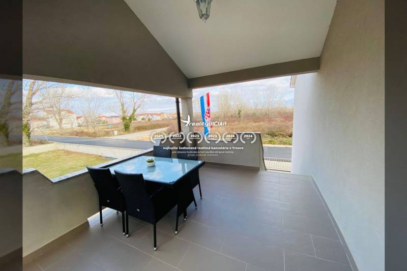 Egy családi ház terasza a Grbi utcában, Ninben, kilátással a környékre.