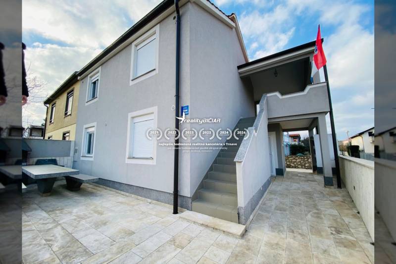 Családi ház a Grbi utcában, Ninnben, külső lépcsővel és terasszal.