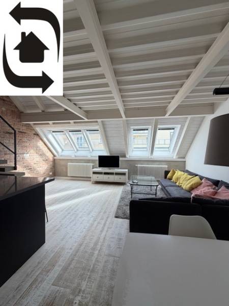 Tetőtéri nappali tetőablakokkal, fa dekor padlóval, 4 szobás lakás.